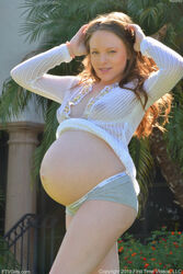 big pregnant belly nude. Photo #2